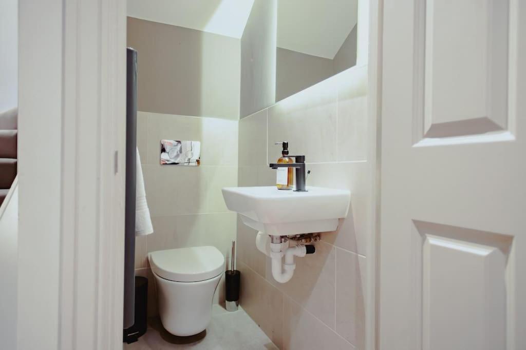 利兹3-Story Townhouse - Sleeps 8公寓 外观 照片